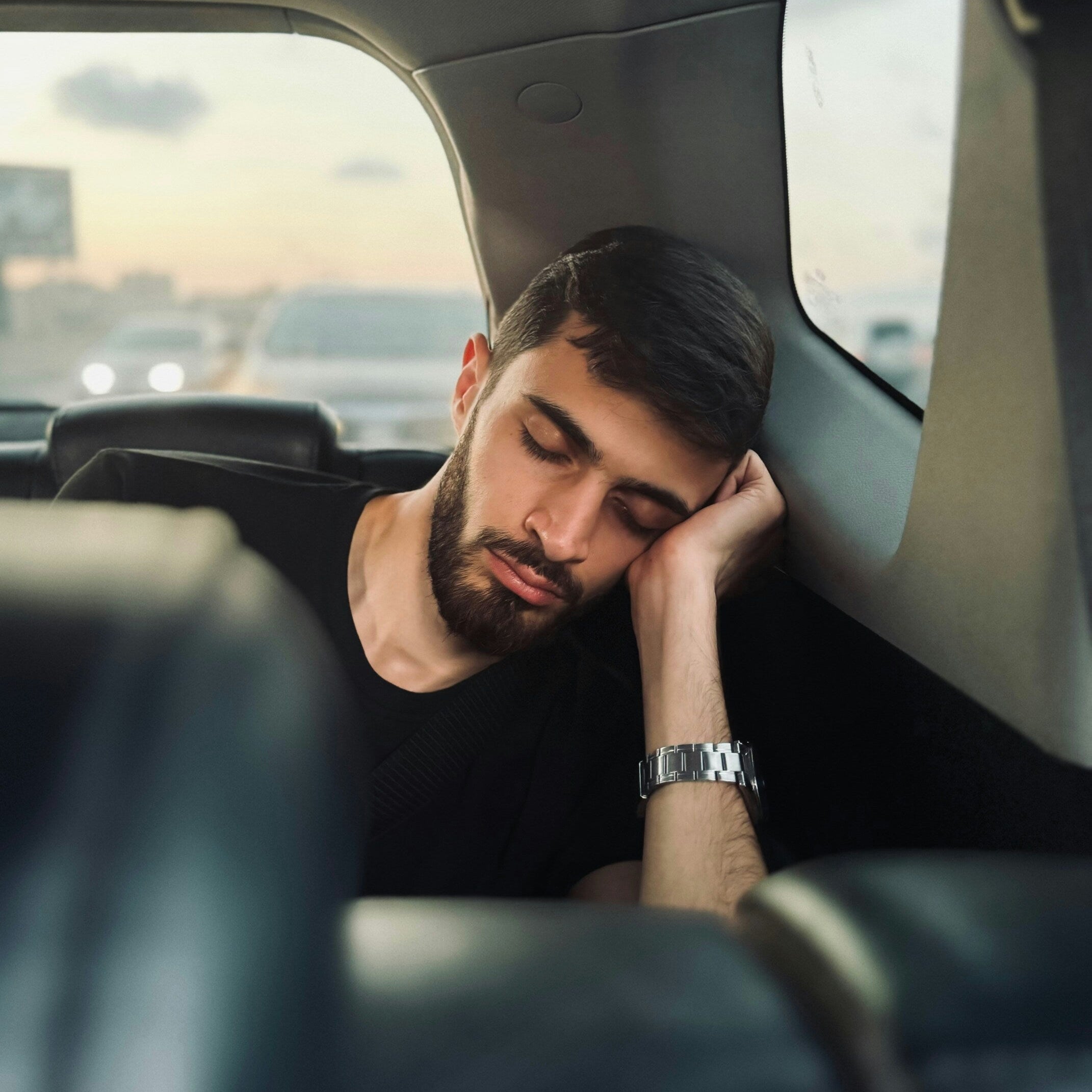 Descansa para amar: cómo la falta de sueño afecta tus relaciones en el mes del amor