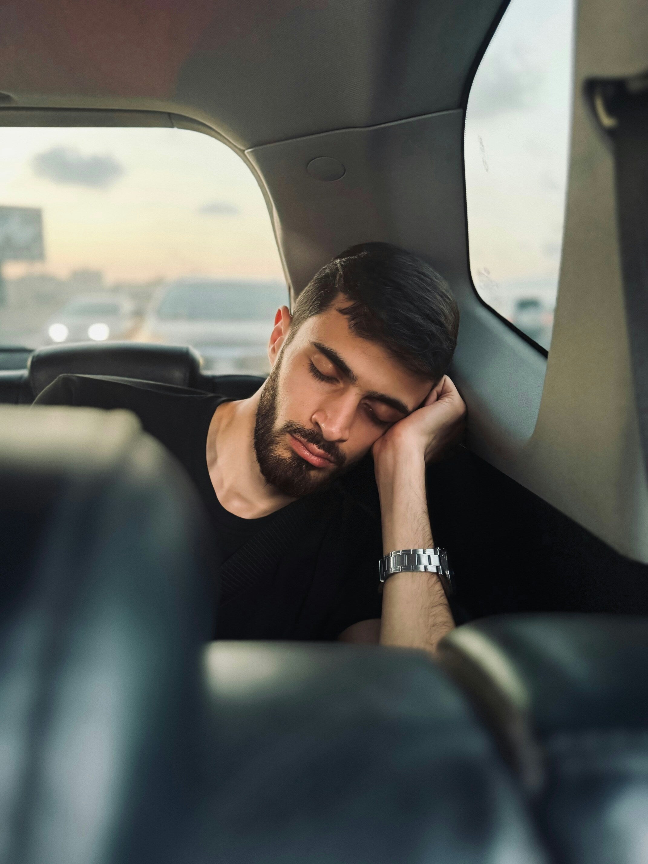 Descansa para amar: cómo la falta de sueño afecta tus relaciones en el mes del amor